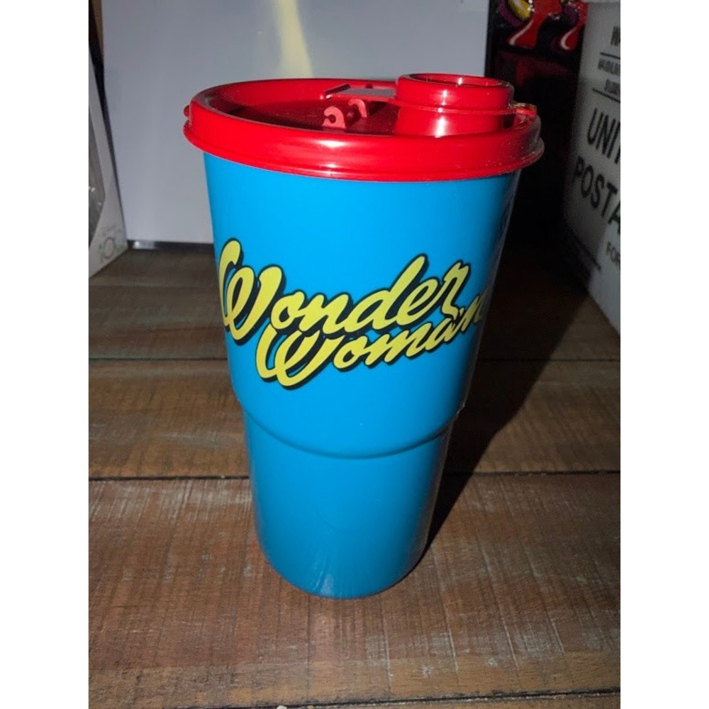 Tupperware Wonder Woman Tumbler 875ml Blue Red Flip Top Lid DC Comics 2414D-1